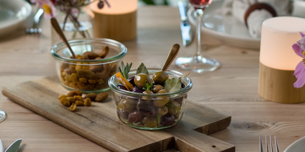 Oliven og ristede nødder i glas